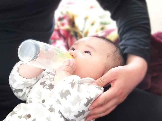 ミルクを飲む赤ちゃん