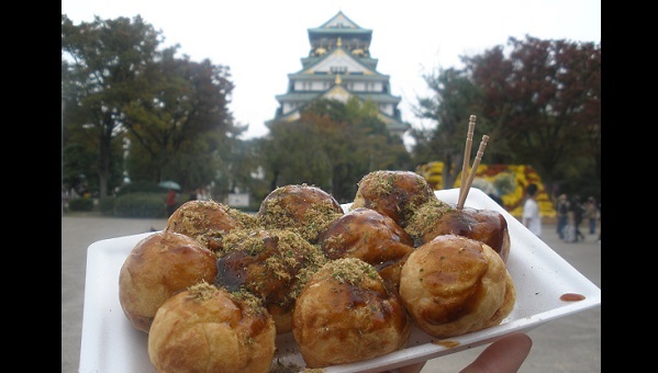 「大阪城天守閣」と「たこ焼き」