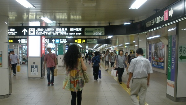 東梅田駅改札前の地下通路