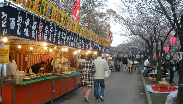 大川沿いの桜と屋台