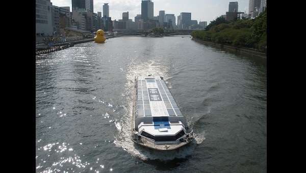 大川に浮かぶ水上バス