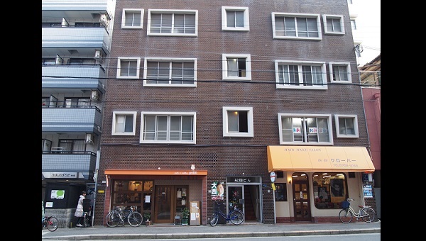 パンケーキ屋さんと散髪屋さんのあるビル
<
